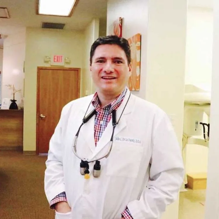 Photo of Dr. Julio De La Fuente, D.D.S.